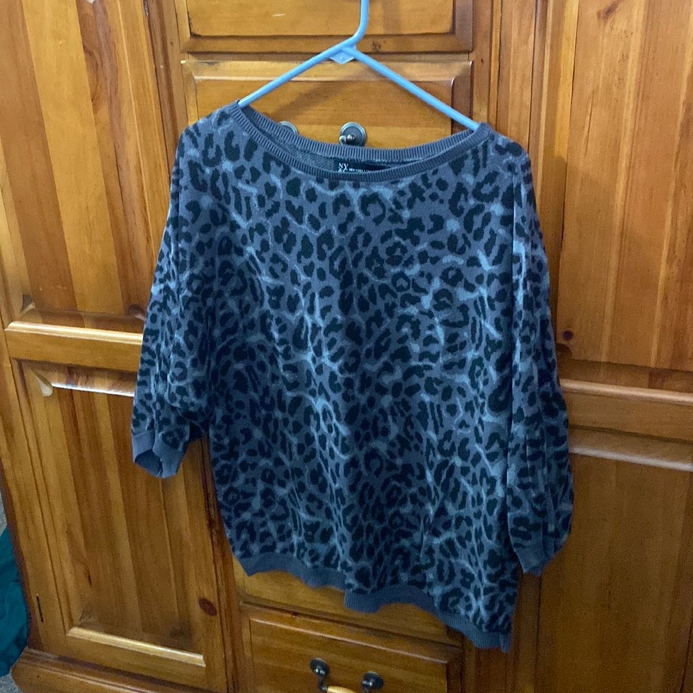 Black and gray cheetah 3/4 sleeve sweater